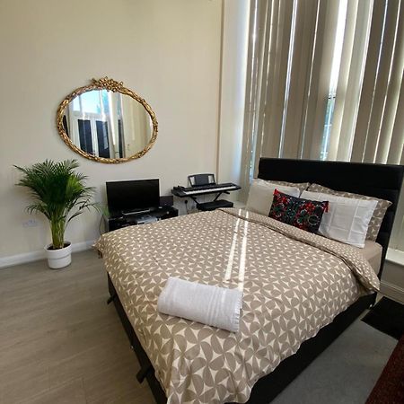 Spacious King Room With Private Entrance - Near Emirates And Camden And King'S Cross - 5 Min To Tube Финчли Экстерьер фото