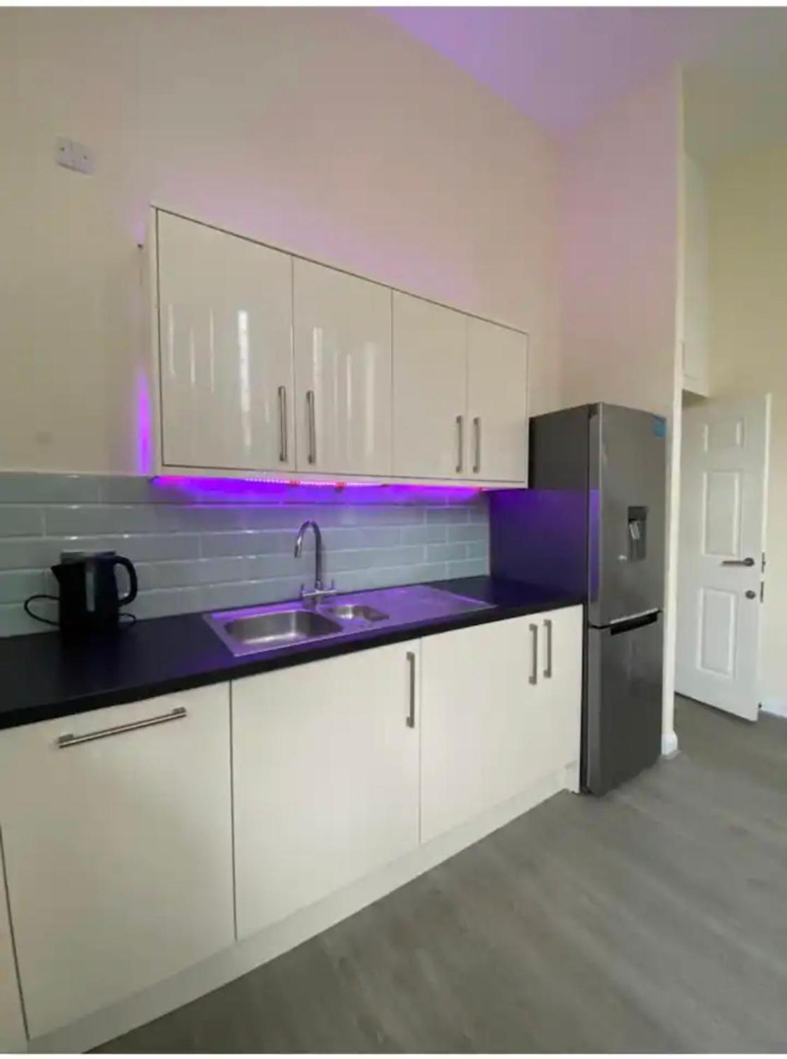 Spacious King Room With Private Entrance - Near Emirates And Camden And King'S Cross - 5 Min To Tube Финчли Экстерьер фото